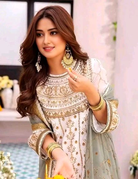 فدا ھے دل اسی بات پہ کہ وہ.
چھڑکتے نہیں "جان" مگر کہتے تو ھیں۔💔Unzii🥀