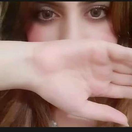 مرے پاک سائیں!! میں خاک سائیں!!
میں بہت ہوئی غمناک سائیں!!
میں بھینٹ چڑھی ان فیصلوں کی
مری ہو گئی جان وبال سائیں!!
مرا پریتم مجھ سے کھو جائے گا
مرا جیون کوڑا ہو جائے گا
کہیں تُل نہ جاؤں پتھروں میں
کہیں رُل نہ جاؤں مٹیوں میں
کوئی مانے گا انکار نہیں
کوئی پی بن لے گا سار نہیں
میں ہو جاؤں گی قربان سائیں!!!
میں ہو جاؤں گی ویران سائیں!!!
مجھے سسی بن کر نئیں رُلنا
مجھے سوہنی بن کر نئیں تَرنا
میں دل ہاتھوں مجبور سائیں
میں ہو گئی چور و چور سائیں
مرا ہو گا نہیں مقسوم پیا
مرا روئے گا وہ معصوم پیا
مرا عشق سلامت رکھ لینا
مری لاج تمہارے ہاتھ سائیں!
ہمیں مل کر مار ہی دینا ہے
کچھ ظالم تلخ مزاجوں نے
مجھے دکھ کے ہاتھ میں دینا ہے
ان جگ کے ریت رواجوں نے
مرے آنسو بیچ قطار سائیں
مری سن لو چیخ پکار سائیں
میں بہت ہوئی غمناک سائیں
مرے پاک سائیں!!! میں خاک سائیں!