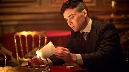 وہ روز بچھڑنے والوں کے قصے سنایا کرتی تھی_
پھر معلوم ہوا وہ مجھے سمجھایا کرتی تھی