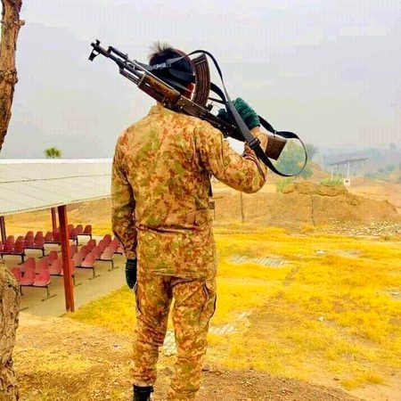 کیجیئے اپنی نگاہوں کو اک چہرے پر پابند
ہر صورت پر لٹ جانا توہین وفا ہوتی ہے