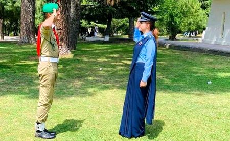 Ak den Mera bata b aay ga mery Samny essa Jan baz ban k inshAllah.