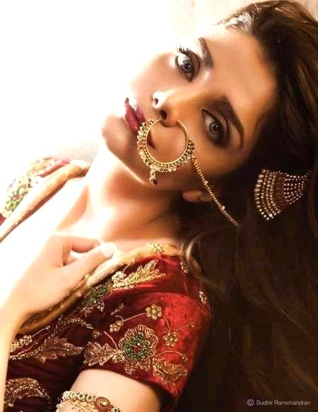 سنو مجھے ہر لمحہ یاد آیا نا کرو..
دل کے دروازے میں آیا جایا نا کرو.
کچھ رشتے بے نام ہی رہتے ہیں دوست.
ٹوٹے ہوٸے تعلق کو یوں نبھایا نا کرو💔Unzii🥀