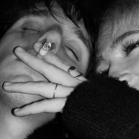 _ارے عشق وشق کو آگ لگاؤ، ساتھ بیٹھو اک کش لگاؤ- 🖤🔥🚬_