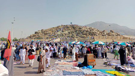 ابو البشر حضرت آدم علیہ السلام کو جنت سے " سری لنکا" میں اتارا اور حضرت حوا کو سعودی عرب کے شہر " جدہ" میں ۔۔۔ پھر دونوں کو جس پہاڑ پر بڑی مدت کے بعد اکٹھا کیا اس کا نام و مقام" جبل رحمت" یہ ہے وہ پہاڑ مورخین کے اختلاف کے ساتھ تقریباً دس ہزار سال سے یہ موجود ہے تقریباً تمام انبیاء کرام علیہم السلام اور ارب ہا ا ارب حجاج کرام اب تک یہاں تشریف لائے۔۔۔ زیارت کر لیں حج کے بغیر