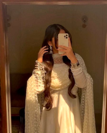 میں اپنی وقار کی قیمت جانتی ہوں 
اس لیے ہر محفل میرا مقام نہیں بنتی.!🖤