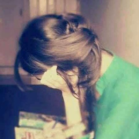 ہم جیسے لوگوں کو اک ہی شخص میں رہ جانے کی بیماری ہے 🥀💔