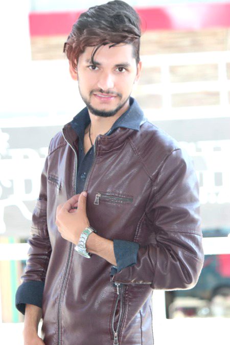 مثلِ ابر نہیں ہے میری چاہت۔۔
ممکن ہی نہیں جگہ جگہ برسے.😊
tanHa..!