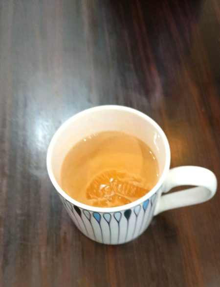 توجہ آپ ہی رکھ لیجیے۔ 
ہمیں بس چائے دے جائے۔