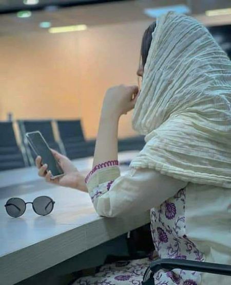 جواب دیتی نہیں، سین کر کے میسج کا
وہ جانتی ہے کہ کس طرح دل دکھاتے ہیں,
