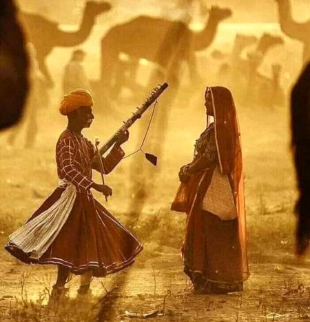 عورت ایک گٹار کی مانند ہے اپنی دھن صرف اسے دیتی ہے جو دل کے تار بجانا جانتا ہو۔