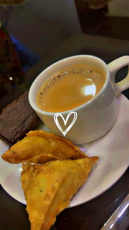 ہمیں تھامنے والا کوٸ میسر ہی نہیں
ہم چاۓ کا کپ تھامتے ہیں اور سنبھل جاتے ہیں
☕
🌄