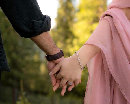 جہاں مُحبّتیں ہوں۔۔۔!!
وہاں گواہی دینے کی ضرورت نہیں ہوتی۔۔۔!!
جہاں اِعتماد ہو۔۔۔!!
وہاں بدگُمانیاں جَنم نہیں لیتیں۔۔۔!!
جہاں خلوص ہو۔۔۔!!
وہاں شَکُوک پیدا نہیں ہوتے۔۔۔!!
جہاں ادب ہو۔۔۔!!
وہاں الفاظ بھی ادائیگی میں محتاط ہوتے ہیں۔۔۔!!