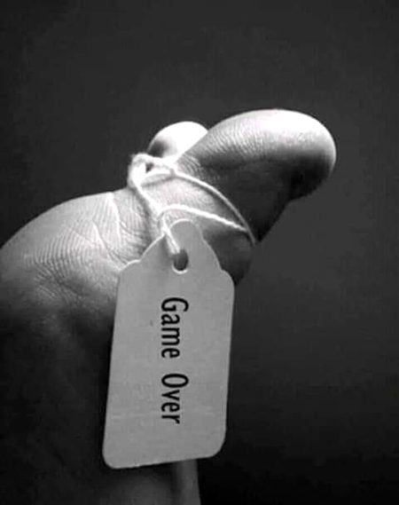 ﺟﻮﺍﻧﯽ ﻣﯿﮟ ﺟﻨﺎﺯﮮ ﻧﮑﻠﻨﮯ ﮐﺎ ﺑﮭﯽ ﺍﭘﻨﺎ ﻣﺰﺍ ﮨﮯ
ﺍﻥ ﮐﮯ ﺑﮭﯽ ﺁﻧﺴﻮ ﺁﺟﺎﺗﮯ ﮨﯿﮟ
ﺟﻦ ﮐﻮ ﮨﻤﺎﺭﺍ ﺟﯿﻨﺎ ﺍﭼﮭﺎ ﻧﮩﯿﮟ ﻟﮕﺘﺎ