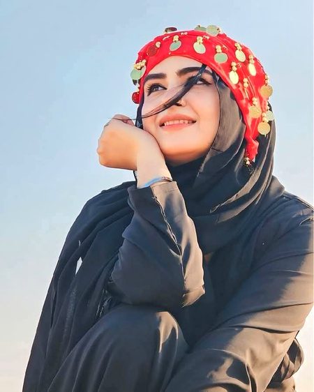 دنیا میں سب سے زیادہ بے رحم شخص...🖤
عاشق کے لیے اُس کا محبوب ہوتا ہے...
جو نظر بھر کے دیکھتا بھی ہے...
اور پل بھر میں نظر انداز بھی کر دیتا ہے...
جو باتوں میں جنت دکھاتا ہے...
اور خاموشی میں جہنم بنا دیتا ہے...🔥
جس کے ایک لمس پر عاشق سانس لینا سیکھتا ہے...
اور اُسی کے فاصلوں پر ٹوٹ کے بکھر جاتا ہے...
محبوب اگر چاہ لے تو عشق عبادت ہے...
ورنہ وہی عشق، سزائے عمر بن جاتا ہے...
   ❣️❣️ For You ❣️❣️💞💞🥀