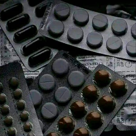 _شُکریہ دوائیاں بنانے والوں کا۔_
_اگر یہ لوگ دوائیاں نہ بناتے تو ہم_ _جیسے احمق لوگ پوری رات روتے رہتے اور سوچتے رہتے، سوچیں بھی ایسی کے دماغ کی نسین پھٹنے کو آتی ہیں، کچھ خواب ادھورے رہ جانے کے بعد ہم لوگ پوری طرح بکھر جاتے ہیں_ ۔😖💔