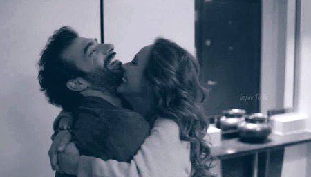 وہ لذّتیں جو لَمسِ محبوب سے ملِیں
 کہاں موجود مُشک و کَستوری  میں