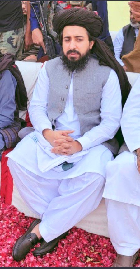 کوئی یوتھیوں کو بتائے کے آ کر دیکھو ہینڈسم کسے کہتے ہیں ۔۔۔
پھولوں کا شہزادہ سعد بھائی ۔ 💜❤