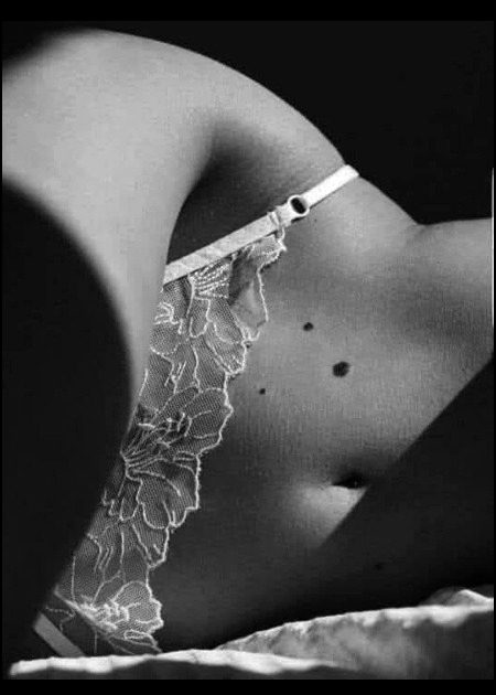 سولہ برس گنوائے ہیں ریاضی پڑھنے میں
اور پھر
کتنے تِل ہیں اسکے بدن پر، یہ بھی نہ گن سکا