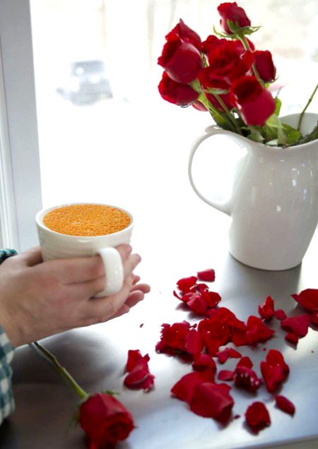 جنوری کی پہلی صبح
ایک کپ چائے ☕️ اور ایک سرخ گلاب 🌹
صرف آپ کے لیے 🥰😇