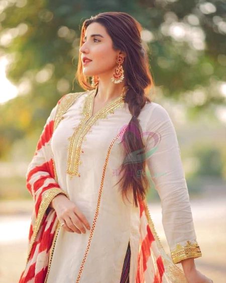 وہ ایک شخص جو میری کہانی نہیں سمجھا
میرے الفاظ میری زبانی نہیں سمجھا.
 اور اسے گلہ ہے کہ میں بولتا بہت کم ہوں شاید وہ میرے اندر کی ویرانی نہیں سمجھا🔥 Mahii 💔