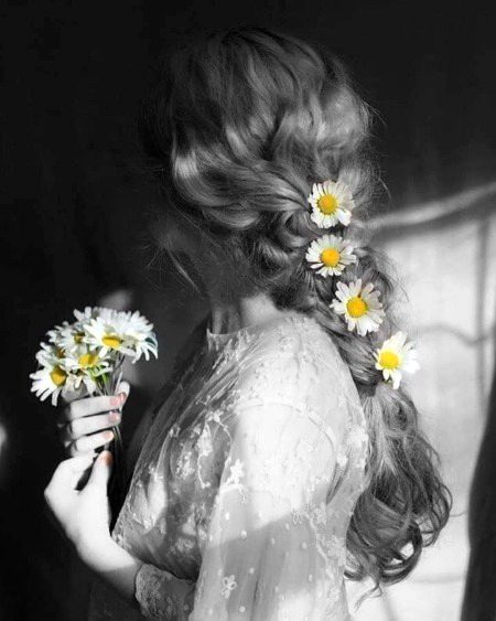 ۔۔
ہم تو ویران سے لوگ ہیں
 ہم سے کیا رونقیں ہوں گی۔۔۔۔
     _*🎀