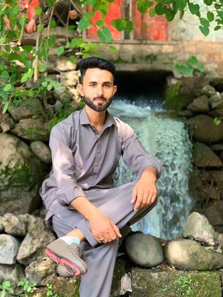 یہ کائنات منور ہے تیرے جلووں سے
تیرے ہی جلووں کی ہر سمت اک نمائش ہے
کہاں وہ تاب نظز ہے کہ تجھ کو دیکھ سکوں
تیری نظر سے تھجے دیکھنے کی خوائش ہے۔۔۔۔✨❤️