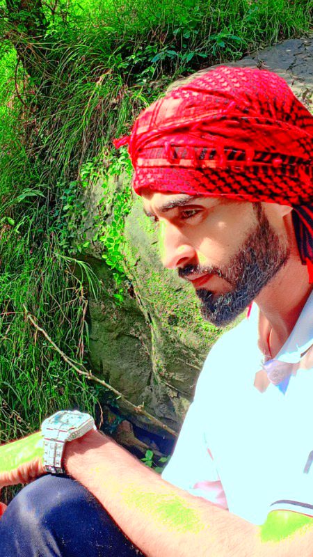 :کوہ کاف کی پریوں کی قطاریں ہیں میرے گرد میں کم عقل تو اس پہ اڑا ہوں