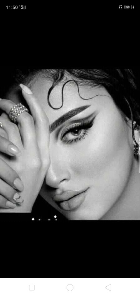 زندگی لاکھ کٹھن پھر بھی بسر ہو جاتی
تم جو مل جاتے شبٍ غم کی سحر ہو جاتی.
میں نے دنیا کو پرکھنا تھا ترے لہجے سے
کیا بگڑ جاتا ترا بات اگر ہوجا تی.
شہر کے داخلی رستوں  پہ بچھاتی آنکھیں
کاش مجھ کو تیرے آنے کی خبر ہو جاتی.
ہمسفر تو نے تسلی ہی نہیں دی ورنہ
دشت کی دھوپ مرے سر پہ شجر ہو جاتی🔥 Mahii 💔