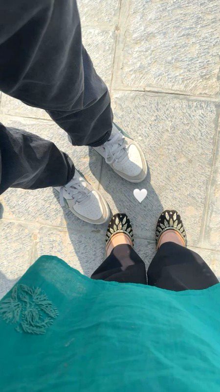 “Qadam uske saath ho to safar khubsurat lagta hai,
Raasta chahe kaisa bhi ho, dil muskurata hai.” 💖