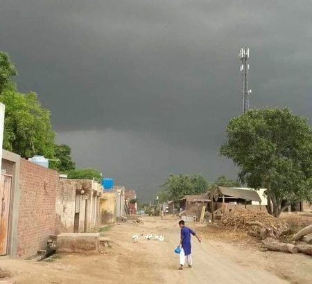 اُسےکہو کہ آ جاۓ ساری رنجشیں بُھلا کر.....!!
میرے گاؤں میں آج بارش کا موسم چل رہا ہے