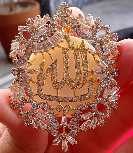 🌹🌹السلام علیکم!🌹🌹
🌻صبح بخیر زندگی🌻
سمندر سب کے لیے ایک جیسا ہی ہوتا ہے لیکن کچھ لوگ اس میں سے موتی تلاش کر لیتے ہیں ، 
کچھ مچھلیاں پکڑ لیتے ہیں اور کچھ کو سمندر سے کھارے پانی کے سوا کچھ بھی نہیں ملتا ۔
بادل سے برسنے والا پانی ایک جیسا ہی ہوتا ہے ۔
زرحیز زمین اسی پانی سے سبزہ اگا لیتی ہے ،
صحرا کی ریت اس پانی سے اپنی پیاس بجھاتی ہے اور وہی پانی چکنے پتھروں کو محض چھو کر گزر جاتا ہے ۔
اللہ کی رحمت ہر دل کے لیے ایک جیسی ہے
اب یہ ہم پر ہے کہ ہم پر اسکا کتنا رنگ چڑھتا ہے۔
" اور اللہ کا رنگ سب رنگوں سے بہتر ہے "