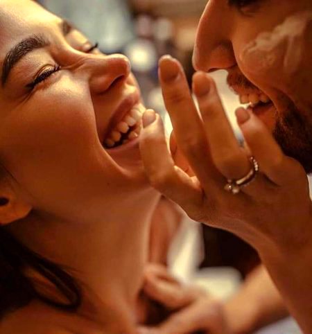 سُنو ! کو ئی خریدار ہے نظر میں مفلسی کے دن ہیں وفا بیچنی ہے۔