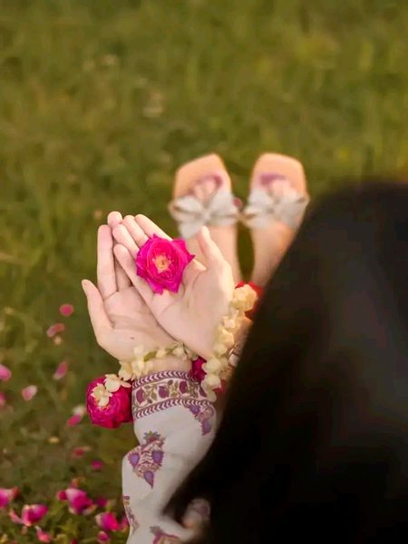 کسی کو پھول دینا محبت نہیں ہے .اسے ساری زندگی پھول کی طرح رکھنا محبت ہے.