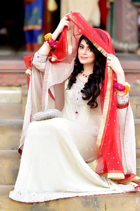 زحمت نہ دے طبیب کو جا ان کو بلا کے لا
ہم کو شفا ملے گی، انہیں دیکھنے کے بعد