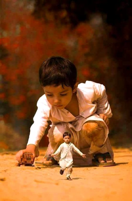 عمرِ رواں کو روکیے آواز دیجئے
ہم پیچھے رہ گئے ہیں کٸی حسرتوں کے ساتھ
