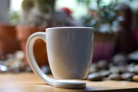 ✨ “باتوں میں ہلکی سی چبھن…
اور ہاتھوں کی چائے میں میٹھاس— یہی میرا توازن ہے.”