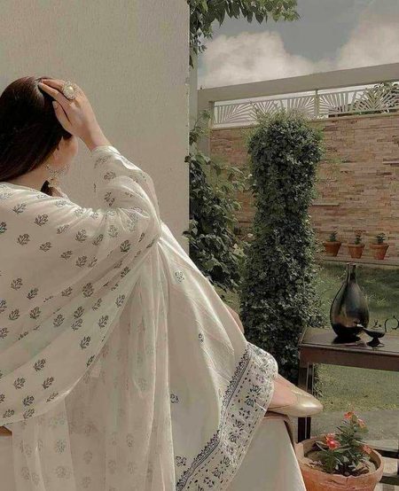 تشنگی کہتی ہے کسی دریا سے جا ملوں
فطرت کا کیا کروں جسے صحرا سے عشق ہے🔥 Mahii 💔