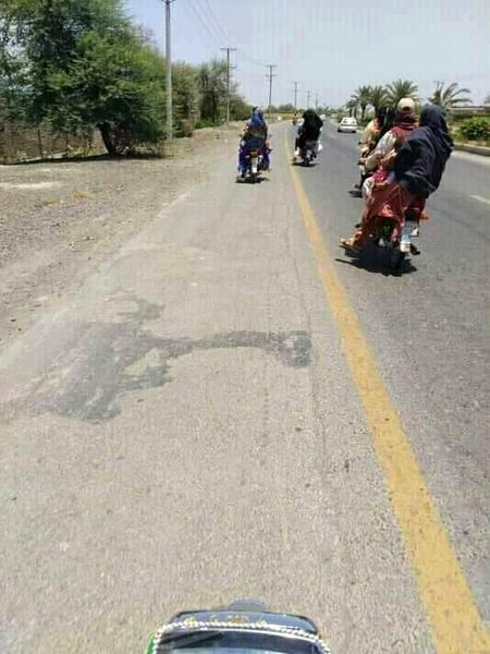 شادی شدہ افراد کا ٹھاٹیں مارتا ہوا سمندر اپنے اپنے طوفانوں کے ہمراہ مقدس مقامات(سسرال) پر حاضری کے لیے منزل مقصود کی طرف رواں دواں 😜