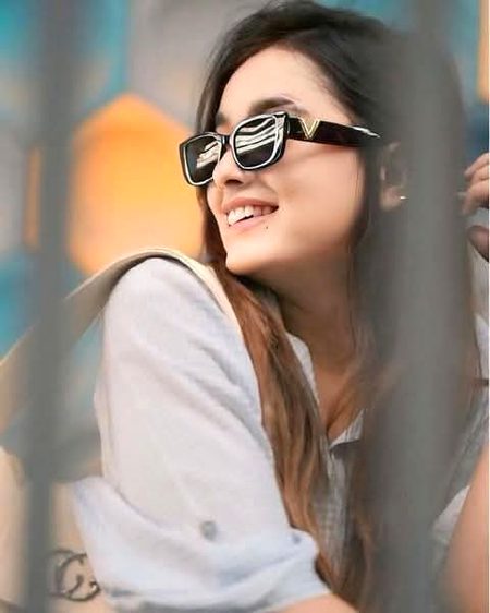 بات تھوڑی کڑوی ہے صاحب 😏 چینی کھا کر کروں گی 😎