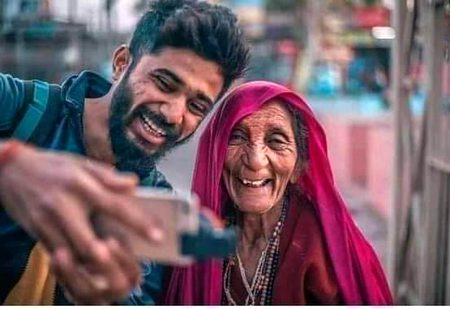 اب میرے سر تلے.... ہوتا نہیں بازو ماں کا 
اب میرے خواب میں..... کوہ قاف نہیں آسکتا😓