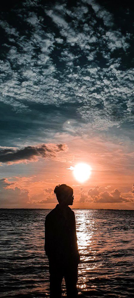 کیا ستم ہو کہ نئے سال کو چل دیں ہم لوگ
اور تعاقب میں وہی روگ پرانے لگ جائیں
عمر رفتہ کو ترے شہر کے بازاروں میں
ڈھونڈتے ڈھونڈتے ممکن ہے زمانے لگ جائیں