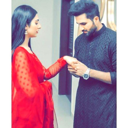 تھام لوں تیرا ہاتھ اور تجھے دل میں چھپا لوں..!!!
تجھے دیکھنے والا کوئی اور نہ ہو میرے سوا۔۔۔