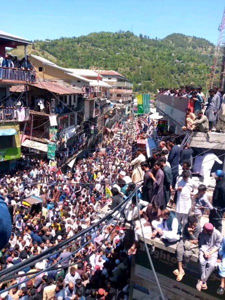 کشمیر کی مٹی بڑی زرخیز ہے دوست
یہ بنجر ہو کر بھی کبھی بزدل پیدا نہیں کرتی
سلام کشمیریوں 👑👑✌️✌️Dhirkot😍