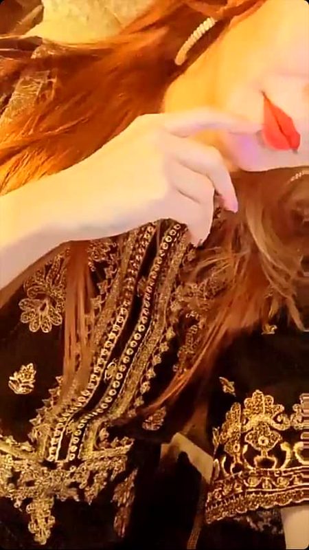 عام ذہنوں میں ڈالتی ہوں خلل میں-🌚
جناب مجھ کو پڑھنے سے اجتناب کیجۓ👑😏🔥