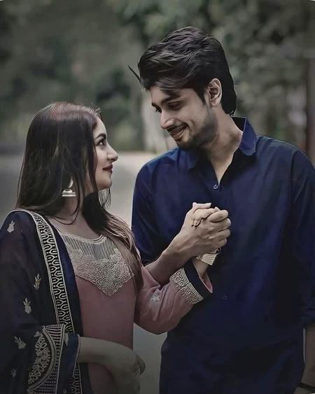 ہم نے پایا ہے سکون تیرے ساتھ بیٹھ کر 
....
ورنہ دنیا میں تو ہر چیز ادھوری سی لگی مجھے