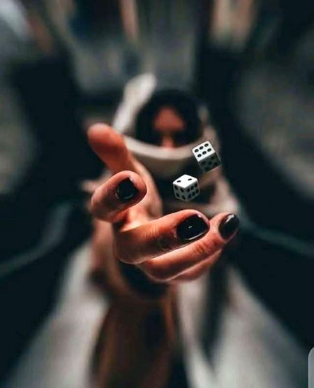 اتنا لُٹے ہیں مہر و مروت کی آڑ میں.. 
ہم سے کسی نے ہاتھ بھی ملایا تو ڈر گئے💔Unzii🥀