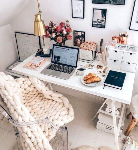 ✍️ اپنے ارد گرد مثبت ماحول بنائیں جیسے 📚اچھی چیزیں نظر کے سامنے رکھیں،  پانی کی بوتل، کتاب,سیلف کئیر   
🫥 بری چیزوں کو دور کریں۔ سوشل میڈیا کے apps کی notifications بند کر دیں۔
📵صحیح جگہ پر صحیح کام کریں۔ بستر پر موبائل استعمال مت کریں۔
👥  اپنے اردگرد اچھے لوگ رکھیں۔
ماحول صرف چیزوں سے نہیں، لوگوں سے بھی بنتا ہے۔ اگر آپ کے اردگرد لوگ محنتی اور مثبت ہیں تو آپ خود بخود بہتر بننے لگیں گے۔