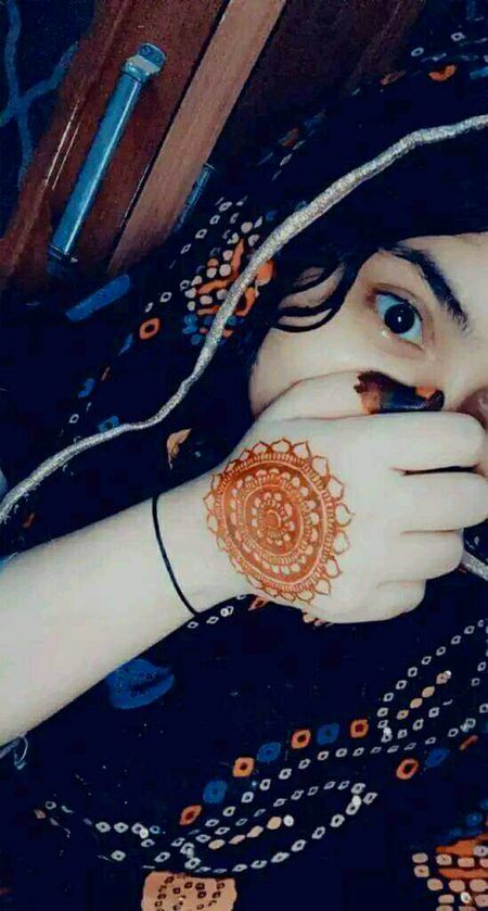 لوگ کہتے ہیں کہ تو اب بھی خفا ہے مجھ 🥀سے 
تیری آنکھوں نے تو کچھ اور کہا ہے مجھ سے 
ہائے اس وقت کو کوسوں کہ دعا دوں یارو 
جس نے ہر درد مرا چھین لیا ہے مجھ سے 
دل کا یہ حال کہ دھڑکے ہی چلا جاتا ہے 
ایسا لگتا ہے کوئی جرم ہوا ہے مجھ سے 
کھو گیا آج کہاں رزق کا دینے والا 
کوئی روٹی جو کھڑا مانگ رہا ہے مجھ سے 
اب مرے قتل کی تدبیر تو کرنی ہوگی 
کون سا راز ہے تیرا جو چھپا ہے مجھ سے🔥 Mahii 💔