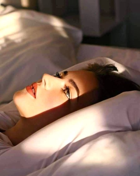 ترے خیال کا لمحہ گزر نہ جائے کہیں.
دل ایسی سخت اداسی سے مر نہ جائے کہیں .
مرے حواس پہ یہ بےحسی نہ چھا جائے.
یہ بے دلی مرے دل میں اتر نہ جائے کہیں💔Unzii🥀