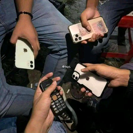 میں گیا تھا سوچ کے باتیں بچپن کی ہونگی.•
دوست مُجھے اپنی ترقی کے قصے سُنانے لگے.•🖤